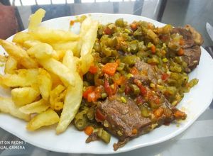 Una foto de Lengua (de res) con verduras