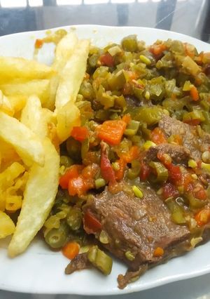 Una foto de Lengua (de res) con verduras