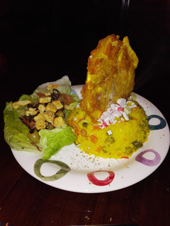 Una foto de Arroz con camarones y palmitos de cangrejo, acompañado de patacón pisado y ensalada