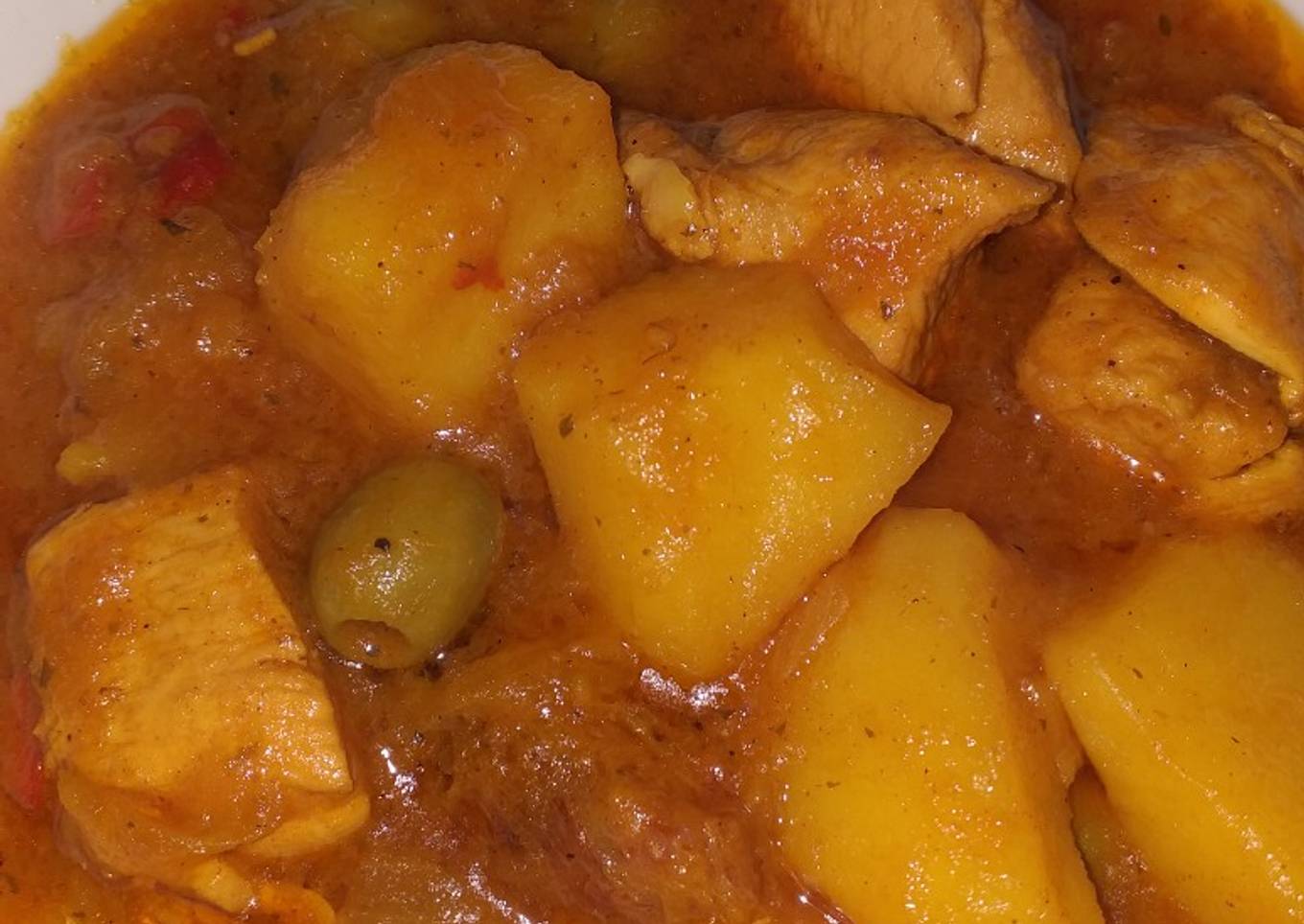 Tajine de pollo con patatas en olla