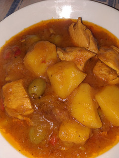 Una foto de Tajine de pollo con patatas en olla