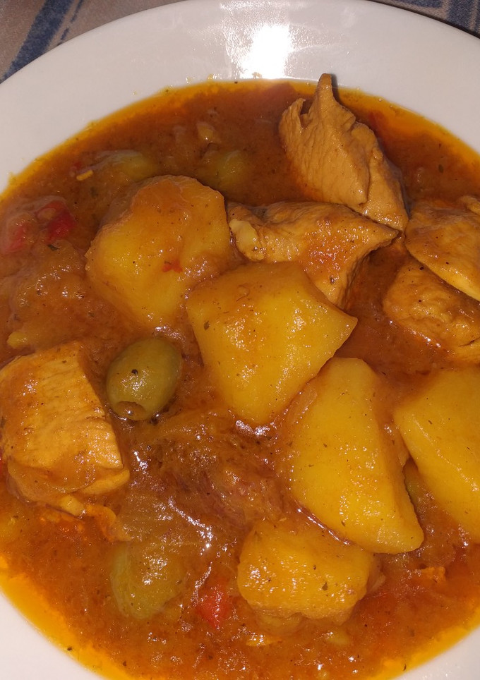 Una foto de Tajine de pollo con patatas en olla
