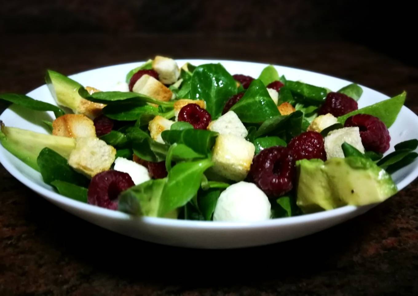 Ensalada de canónigos con frambuesas y mozzarella