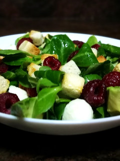 Una foto de Ensalada de canónigos con frambuesas y mozzarella