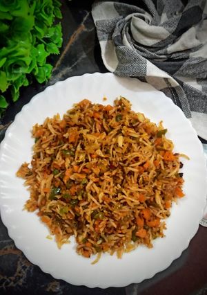 झटपट वेज फ्राइड राइस(jhatpat veg fried rice recipe in hindi) रेसिपी मुख्य फोटो