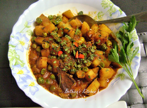 A picture of Kasuri Aloo Matar (Potato Peas Curry with Fenugreek Leaves).