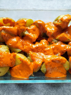 Una foto de Papas arrugás con mojo picón rojo