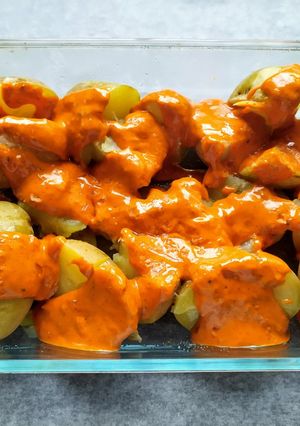 Una foto de Papas arrugás con mojo picón rojo