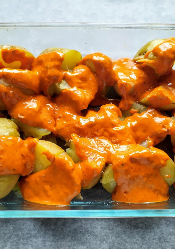 Una foto de Papas arrugás con mojo picón rojo