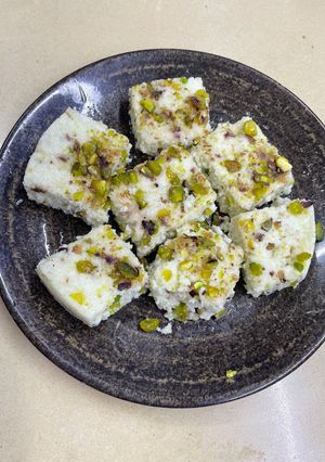 संदेश भाप में बना रेसिपी मुख्य फोटो