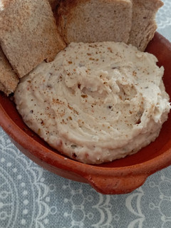 Una foto de Hummus de alubias y tomate deshidratado