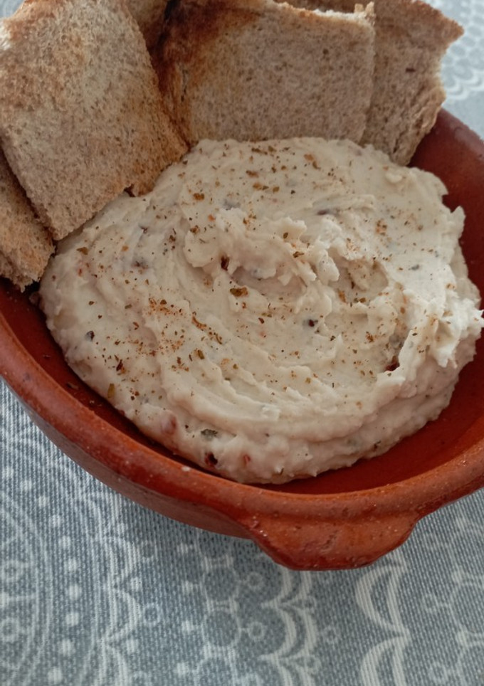 Una foto de Hummus de alubias y tomate deshidratado