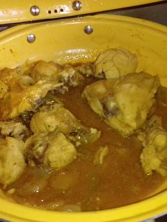 Una foto de Pollo en salsa BBQ con cebollas