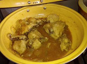 Una foto de Pollo en salsa BBQ con cebollas