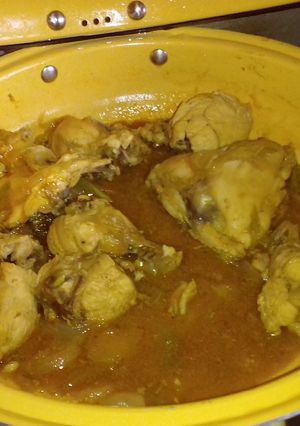 Una foto de Pollo en salsa BBQ con cebollas