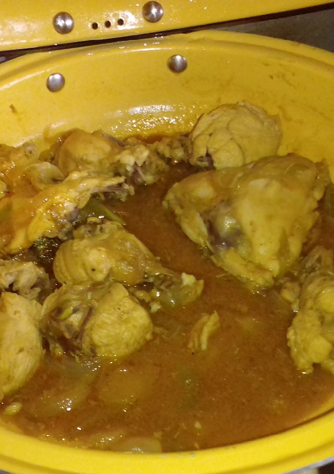 Una foto de Pollo en salsa BBQ con cebollas