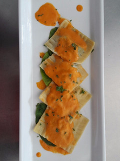 Foto resep Ravioli Bayam & Krim Keju saus Tomat Krim (Spinach & Cream Cheese Ravioli with Tomato Cream Sauce)