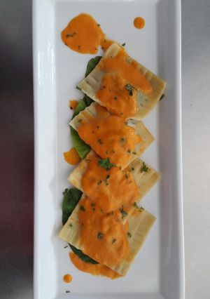 Foto resep Ravioli Bayam & Krim Keju saus Tomat Krim (Spinach & Cream Cheese Ravioli with Tomato Cream Sauce)