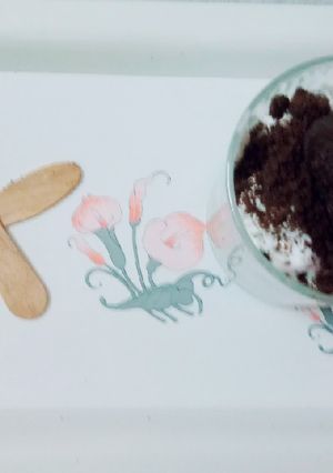 A picture of Oreo icecream popsicle.