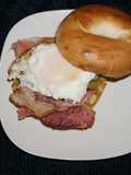 Huevos fritos con tocino sobre bagels