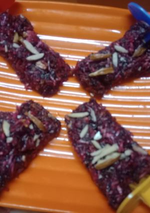 चुकंदर और नारियल की बर्फी (chukandar nariyal barfi recipe in hindi) रेसिपी मुख्य फोटो