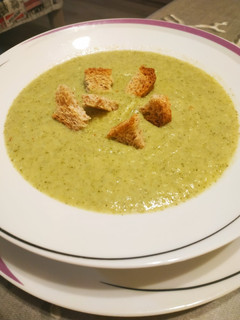 Una foto de Crema de brócoli y calabacín