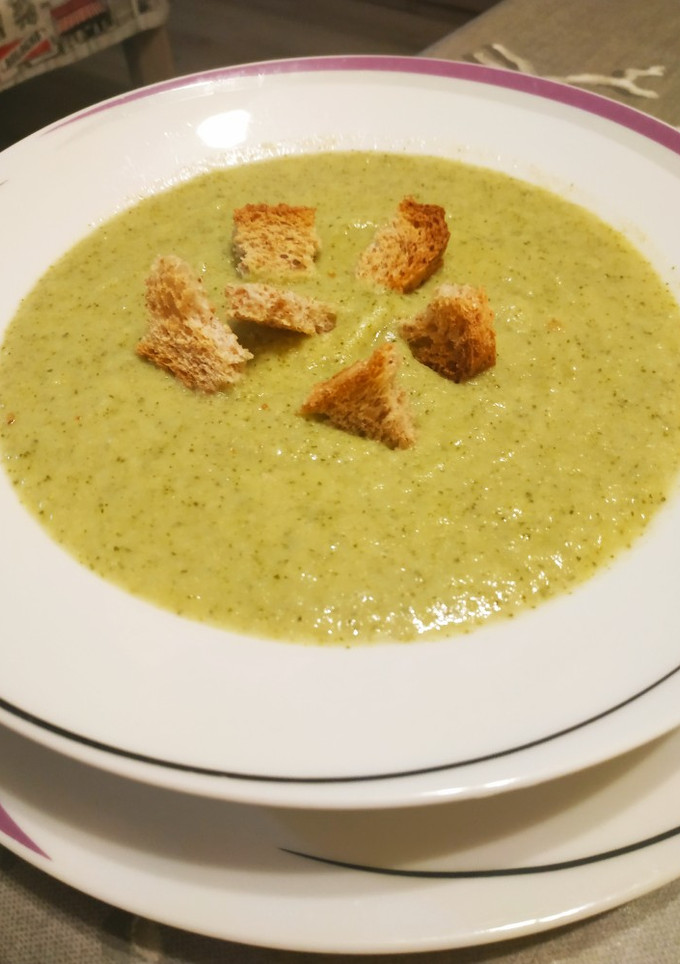 Una foto de Crema de brócoli y calabacín