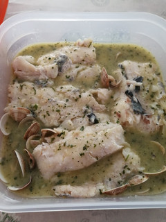 Una foto de Merluza en salsa con almejas