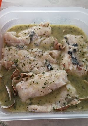Una foto de Merluza en salsa con almejas