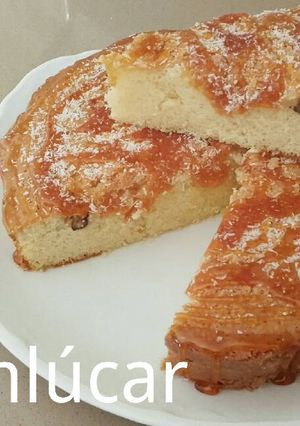 Foto principal de Bizcocho de coco con frutos secos y caramelo crujiente