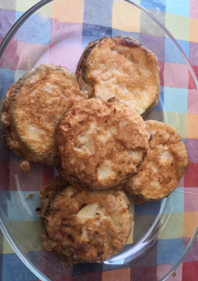 Una foto de Calabacín relleno de jamón y queso