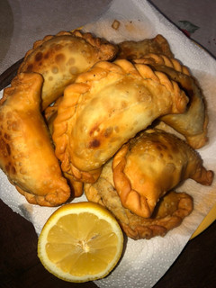 Una foto de Empanadas de carne, fritas y al horno 😋