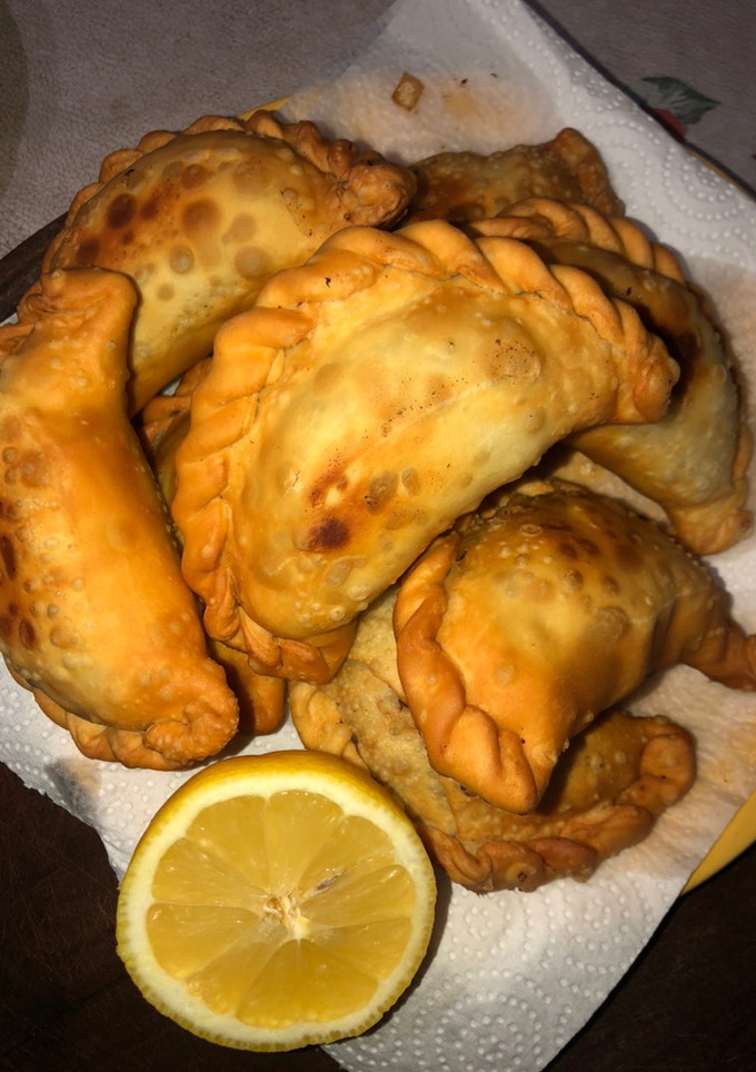 Una foto de Empanadas de carne, fritas y al horno 😋