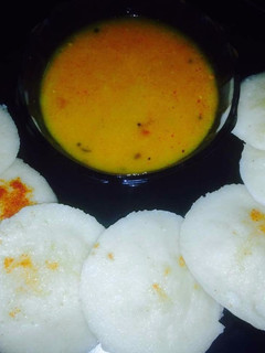 A picture of Idli Sambhar.