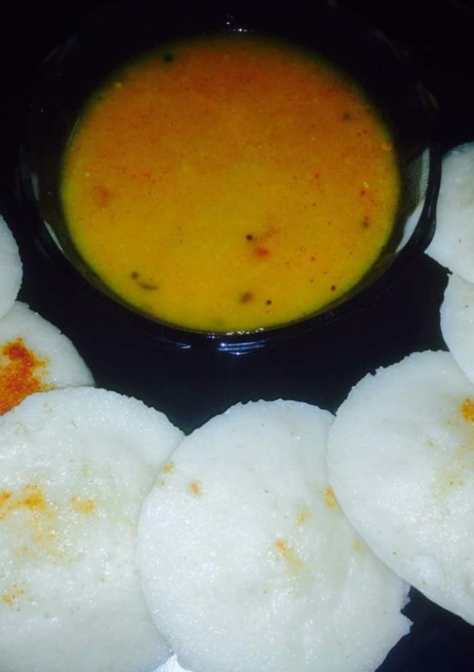 A picture of Idli Sambhar.