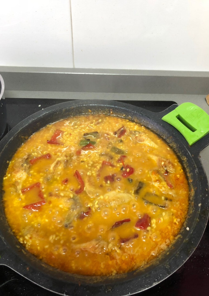 Una foto de Arroz con alas de pollo