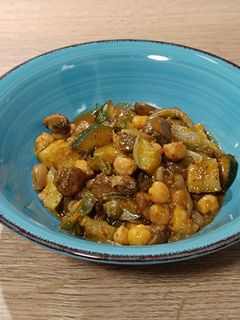 Una foto de Wok de curry rojo con garbanzos, champiñones y calabacín