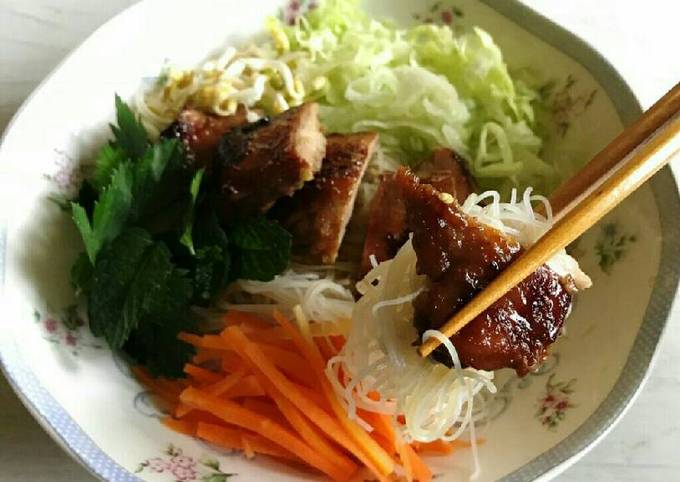 Vietnamese Noodles With Lemongrass Chicken