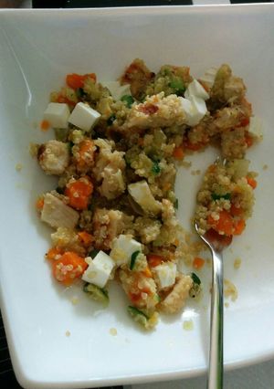 Una foto de Quinoa con pollo, verduras y queso fresco en thermomix