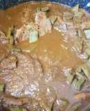 Torta de arroz con camarones secos en mole con nopales