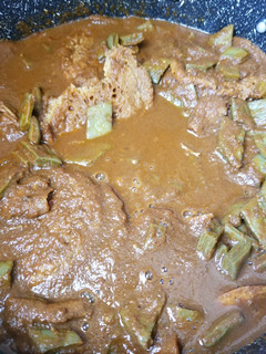 Una foto de Torta de arroz con camarones secos en mole con nopales