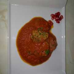 Una foto de Lengua de cerdo del Cantábrico con tomate