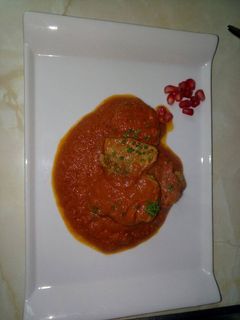 Una foto de Lengua de cerdo del Cantábrico con tomate