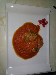 Una foto de Lengua de cerdo del Cantábrico con tomate