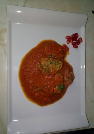 Una foto de Lengua de cerdo del Cantábrico con tomate
