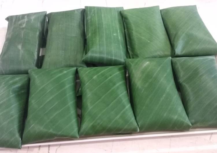 Nagasari Pandan isi pisang dan kelapa muda