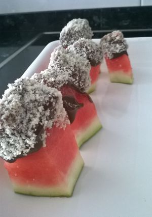 Una foto de Sandía con chocolate y almendra y avellana molidas