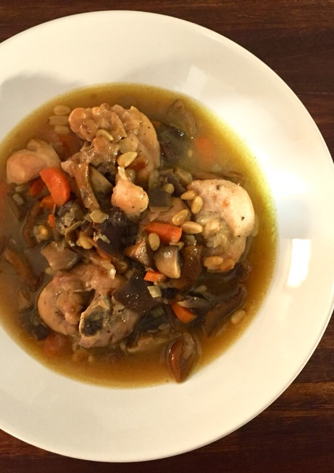 Una foto de Pollo con Salsa de Setas y Palo Cortado
