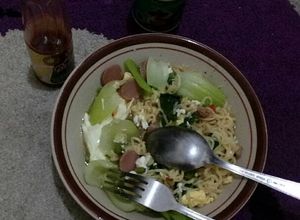 Foto resep Mie rebus telur sosis selada cabe rawit