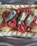 Coca de sardinas con tomate y 🍍 piña